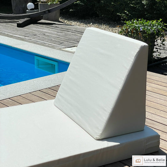 Keilkissen nach Maß Tulum als Rückenlehne auf einer Outdoor-Matratze Marocco im Garten