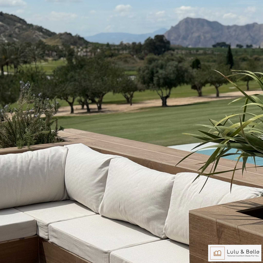 Wetterfeste Lounge-Auflagen nach Maß Nizza und Monaco aus Olefin-Stoff auf einer Outdoor-Couch