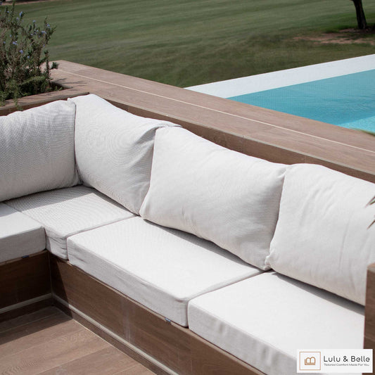 Eck-Lounge aus Holz am Pool mit maßgefertigten Sitzpolstern und Rückenkissen nach Maß in hellem Naturweiß von Lulu-Belle