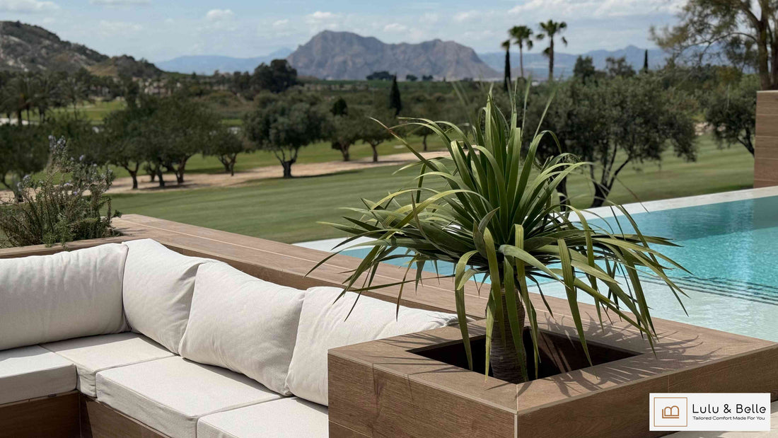 Lange Outdoor-Lounge mit weißen Polstern nach Maß an einem Pool mit Blick auf Berge